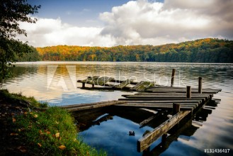 Bild på Jezioro Trzeniowskie jesieni w agowie woj Lubuskie 
